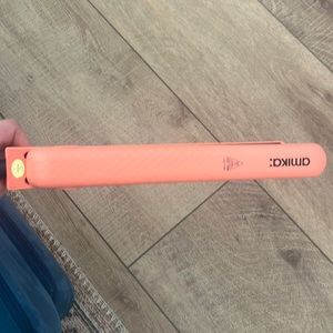 Amika Straightener